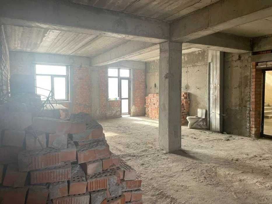 Продается квартира в Яккасарае — кирпич,82 м², коробка, центр 6 этаж!*