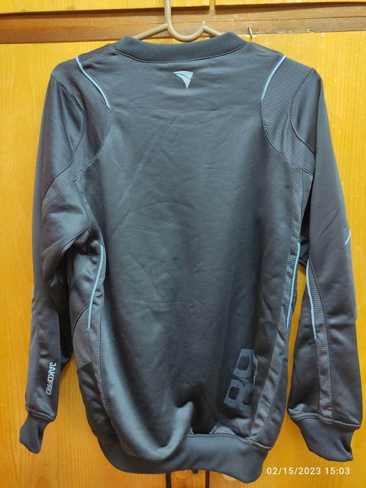 Тийнеджърски спортни дрехи в отлично състояние-суичъри, фанелки и др.