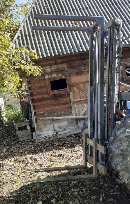 Stivuitor mulet în  tiranți la tractor