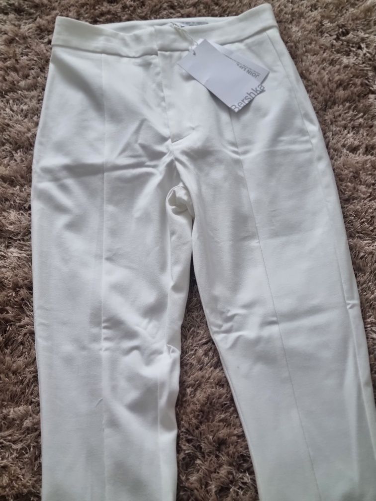 Pantaloni albi (tip trapez) Bershka