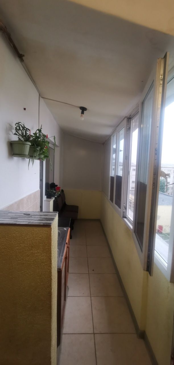 Vând apartament 3 camere 72 MP zona de jos în spate la bogdanis