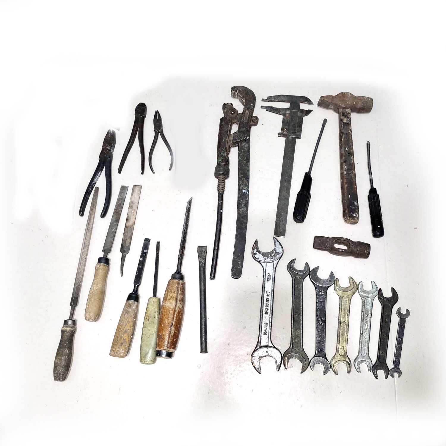 Инструменты б/у разводной ключ, ключи, молоток, стамески