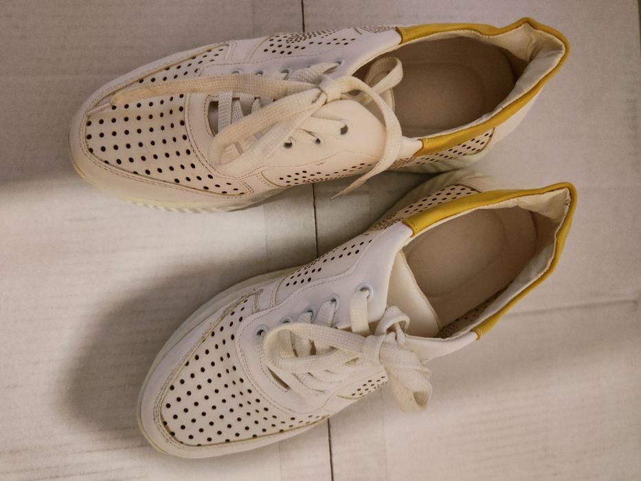 Обувките са нови! Обувки с пеперуда