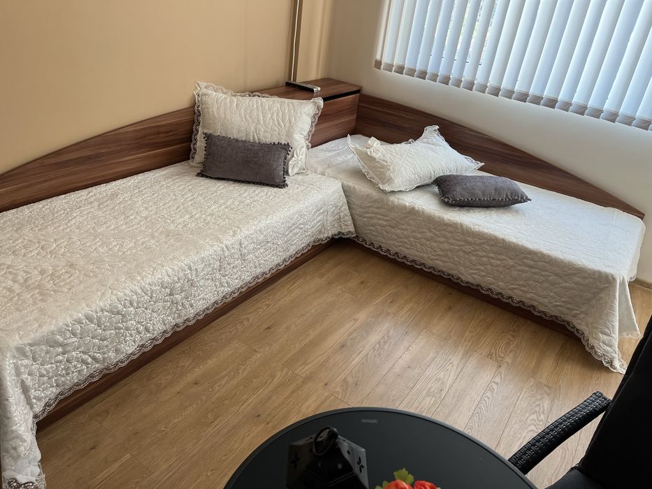 Две ъглови легла с ракла и двукрилен гардероб