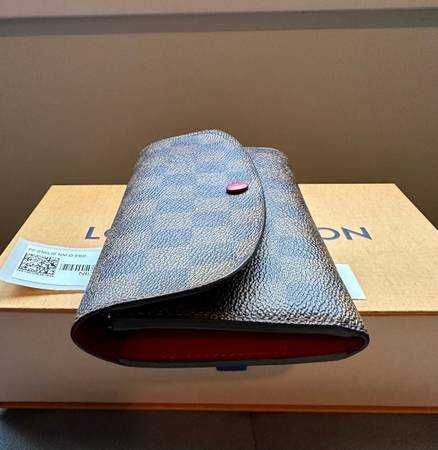 Loius Vuitton дамско страхотно портмоне