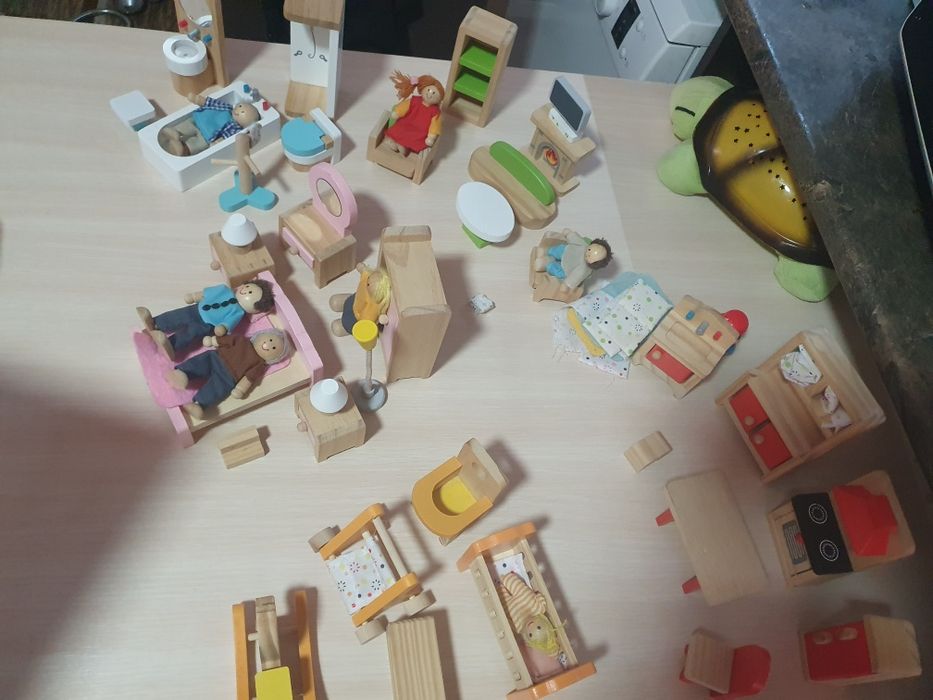 Дървена къща за кукли + мебели + куклите