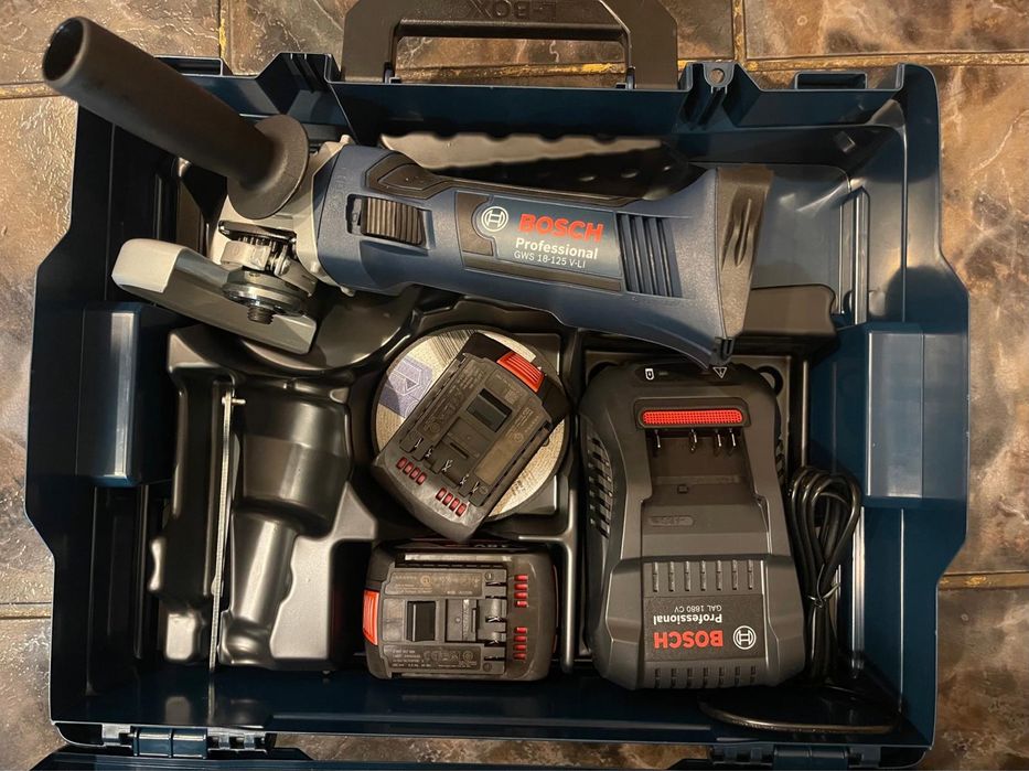 Vând ciocan demolator DeWalt D25961 qs