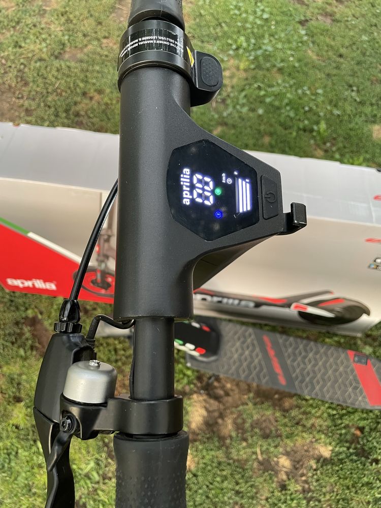 Електрическа тротинетка Aprilia eSR2