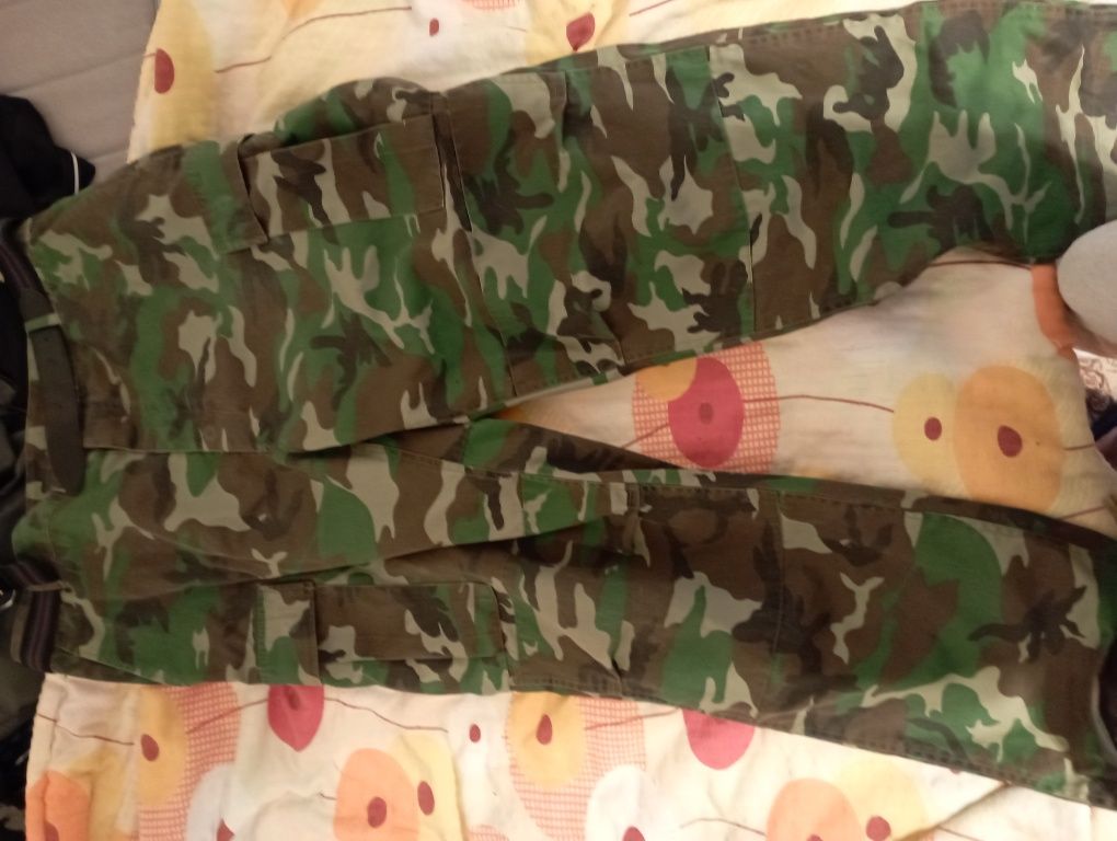 Pantaloni camuflaj
