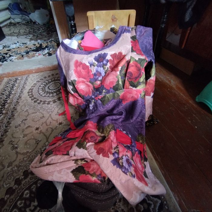 Болалар ва айоллар кийимлари хаммаси сотилади