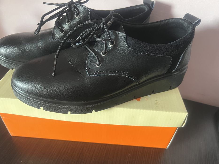 Pantofi noi din piele pt femei