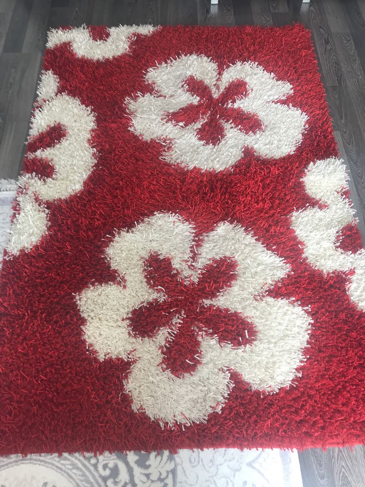 Червен килим на цветя