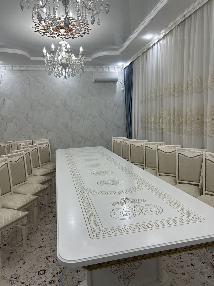 Гостиний стол с стулями