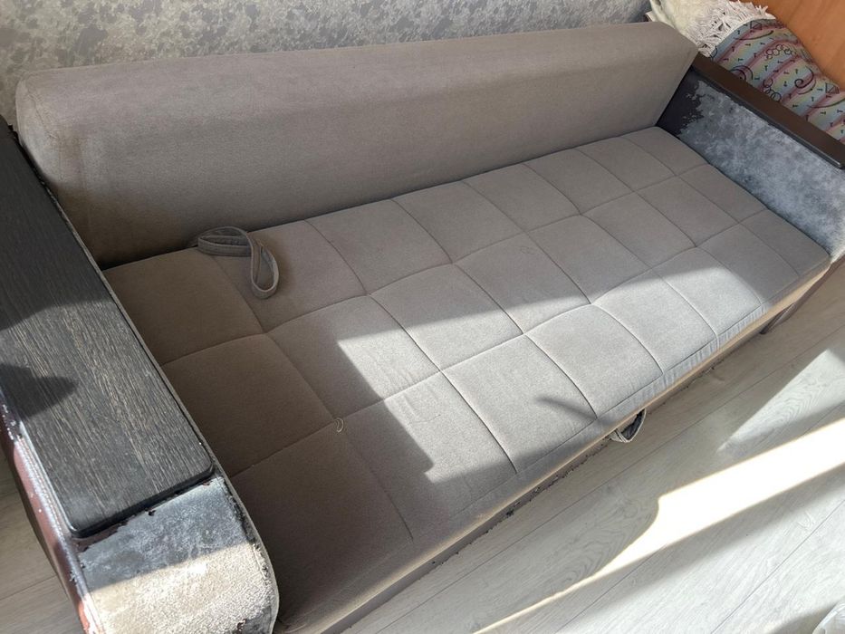 Продаётся кожаный диван
