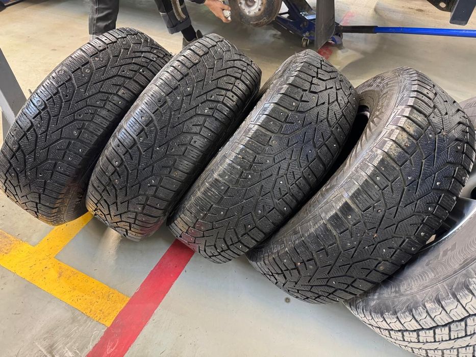 Продам комплект 235/75/15 шипы