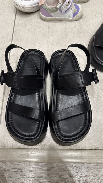 Босоножки на толстой подошве