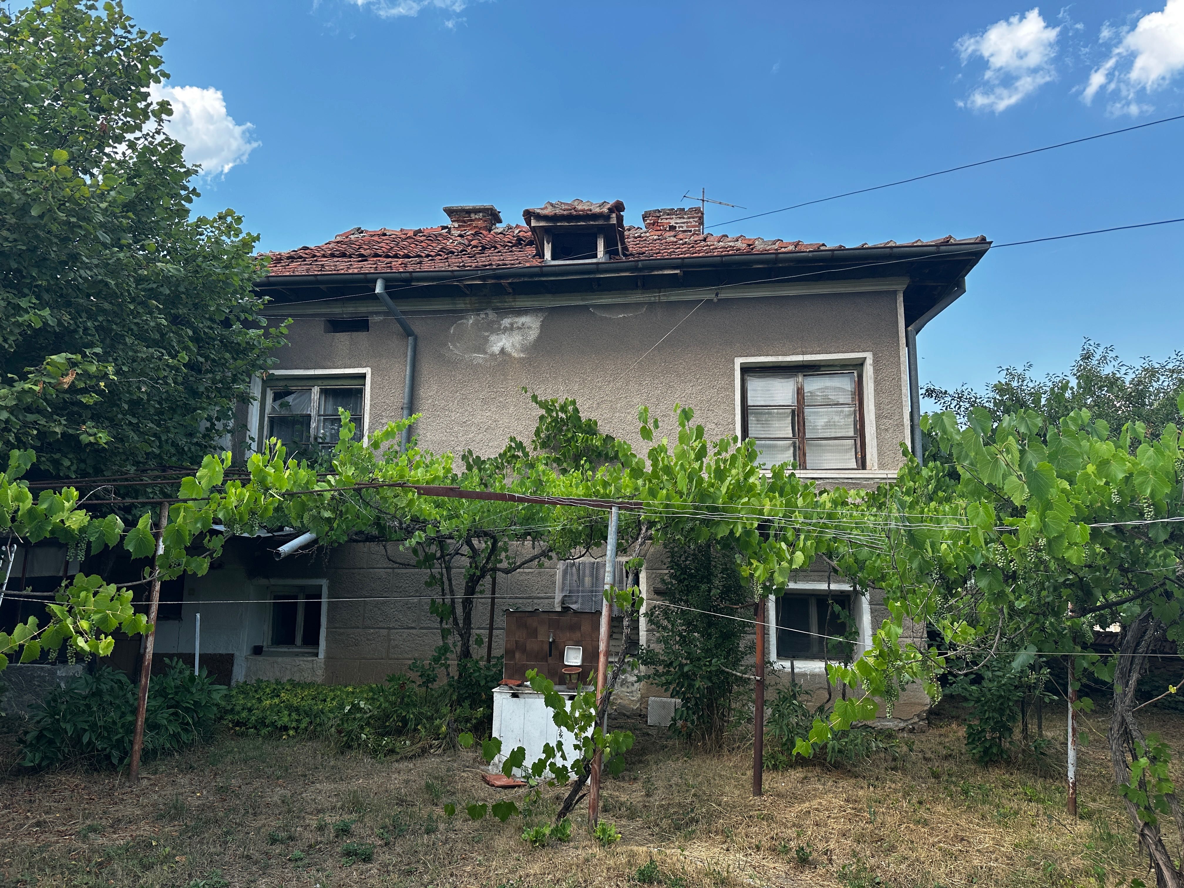 Продавам къща в с. Долно Камарци