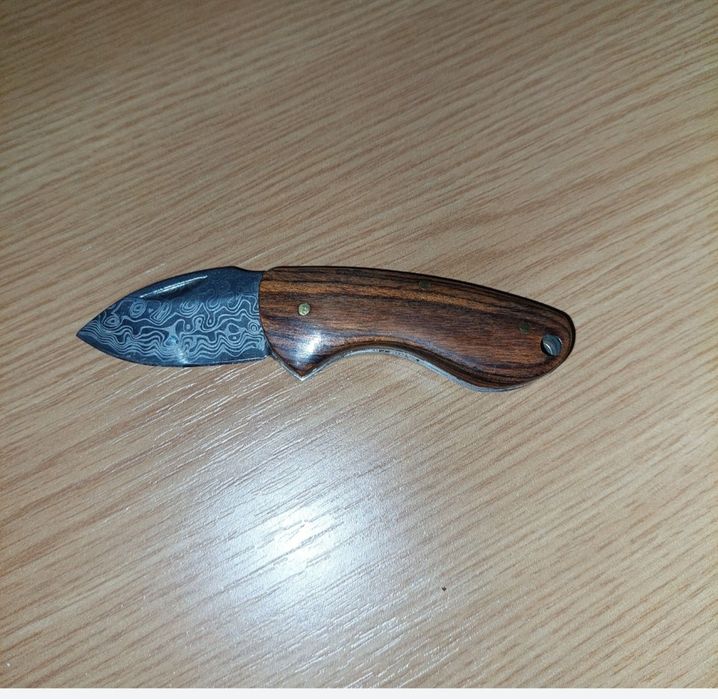 Briceag mic lama motiv Damasc
Damasc pret mic
Dama