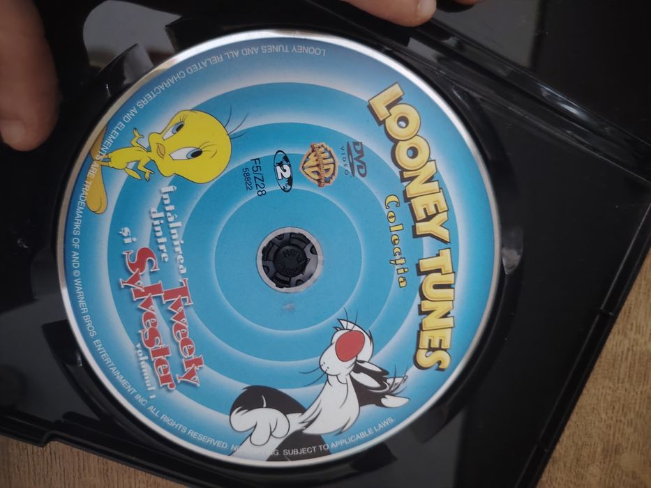 Vând joc mortal kombat 11 și cd looney tunes