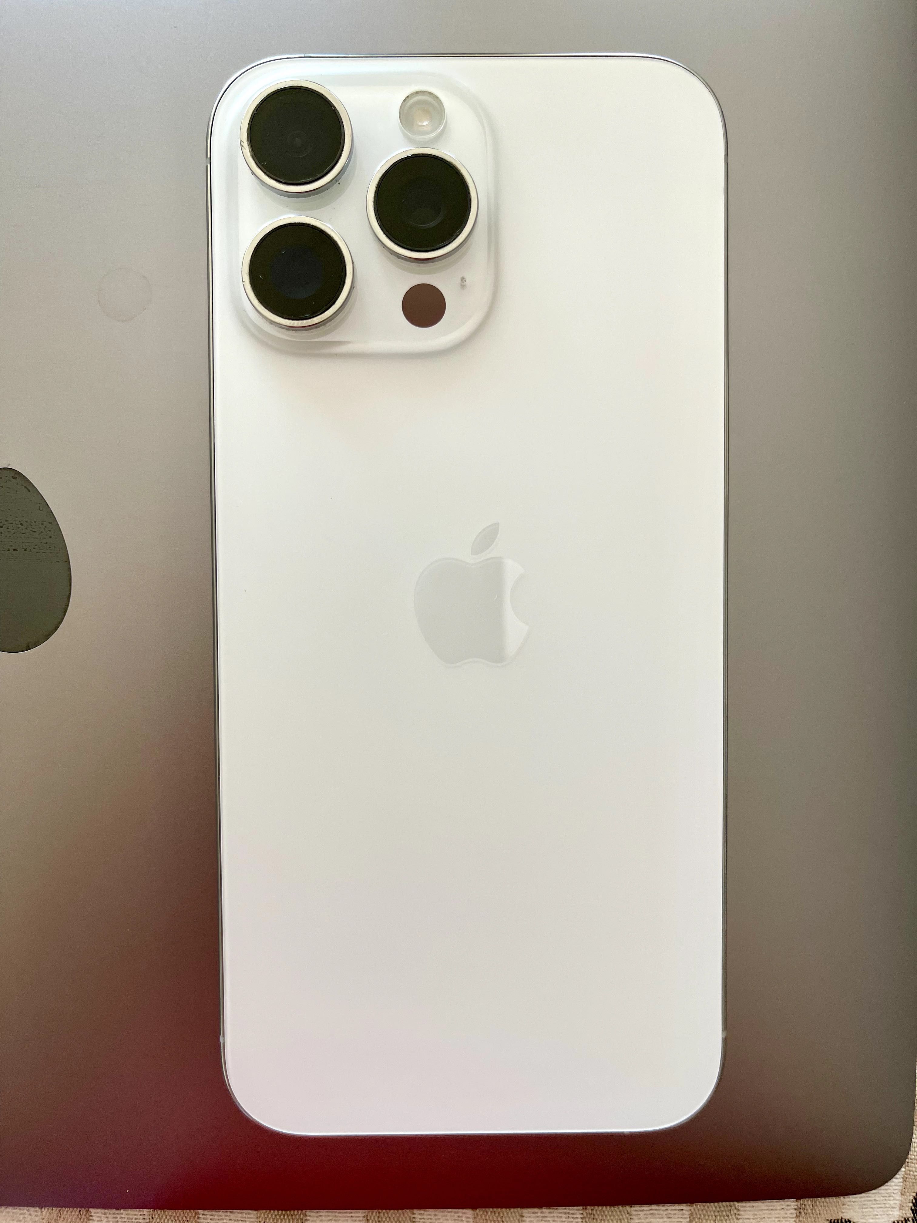 iPhone 16 Pro Max 256GB - Отключен, Като Нов + Аксесоари + Гаранция