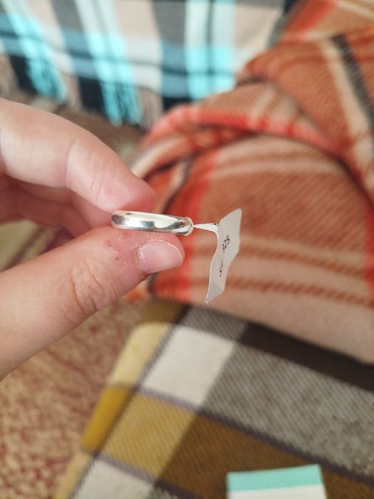 Продает серебренное кольцо , новое не нршенное ,17 размер