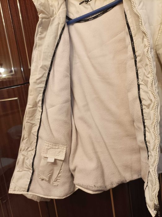 Дамско бяло яке с ципове и подвижна качулка