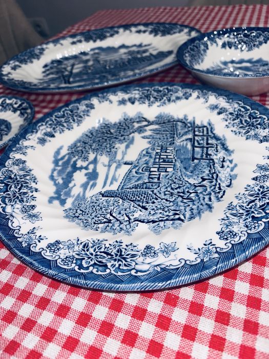 Порцеланов английски сервиз