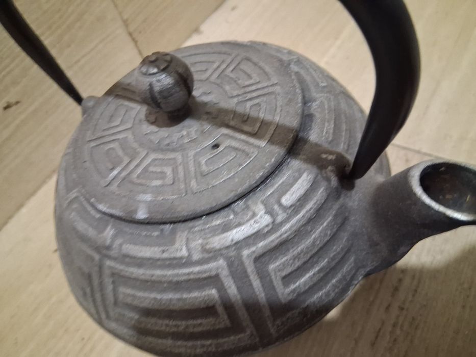 Масивен чугунен чайник.