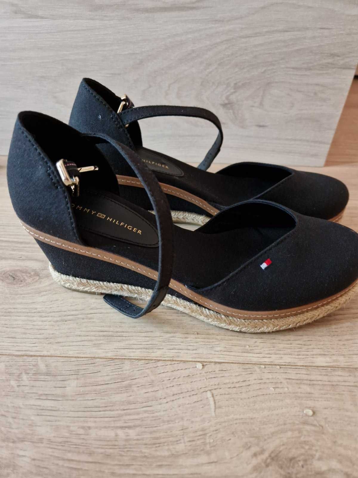 Обувки Tommy Hilfiger платформа, еспадрили Basic Closed Toe Mid Wedge