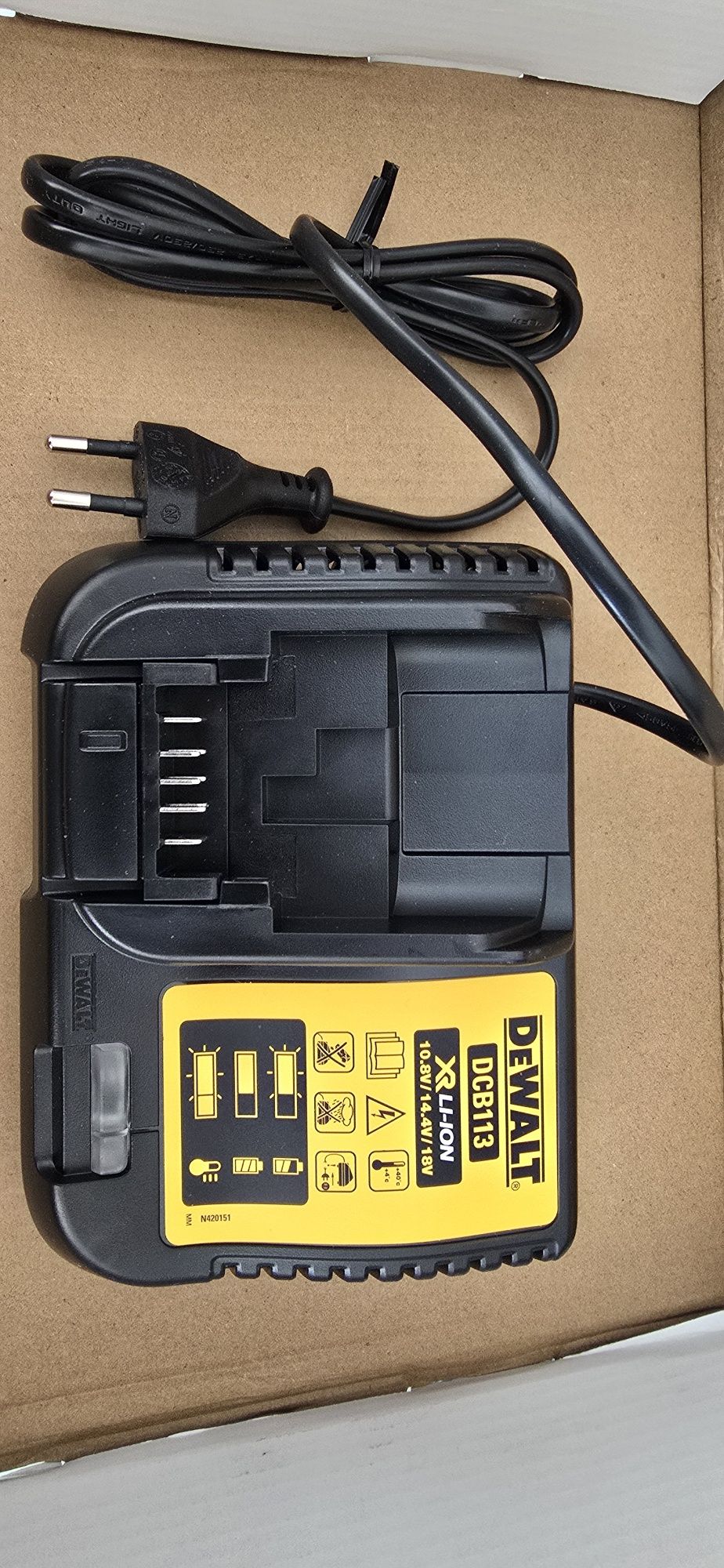 Зарядно Dewalt dcb113