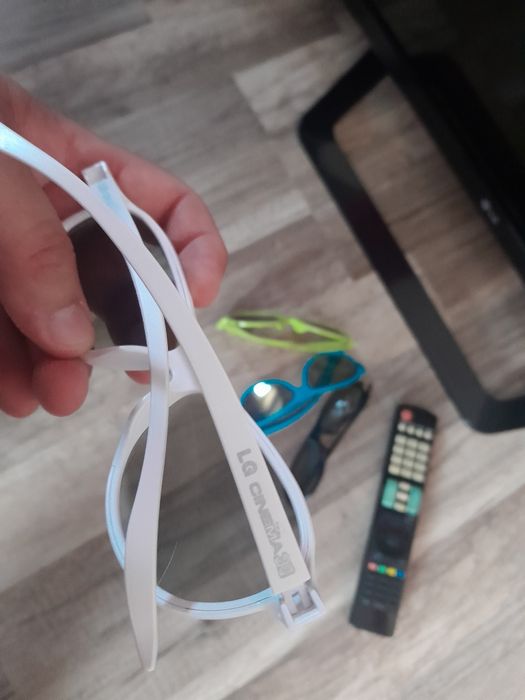 TV 106 cm lg cu ochelari 3d