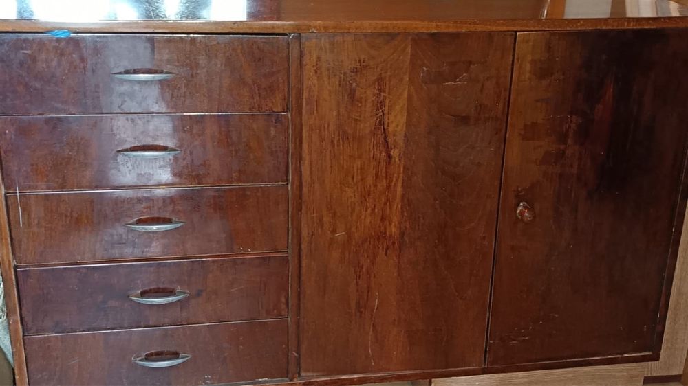 Старый шкаф для вещей