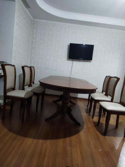 Продам стол со стульями.