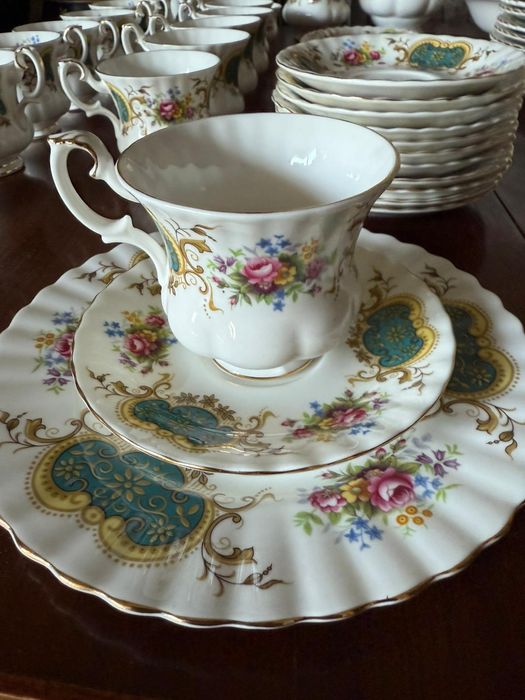 Myotts hunter ,Royal Albert, două seturi cfaea