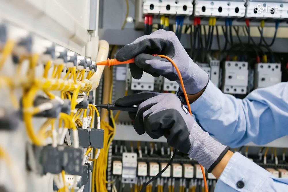 Услуги электрика и сантехника