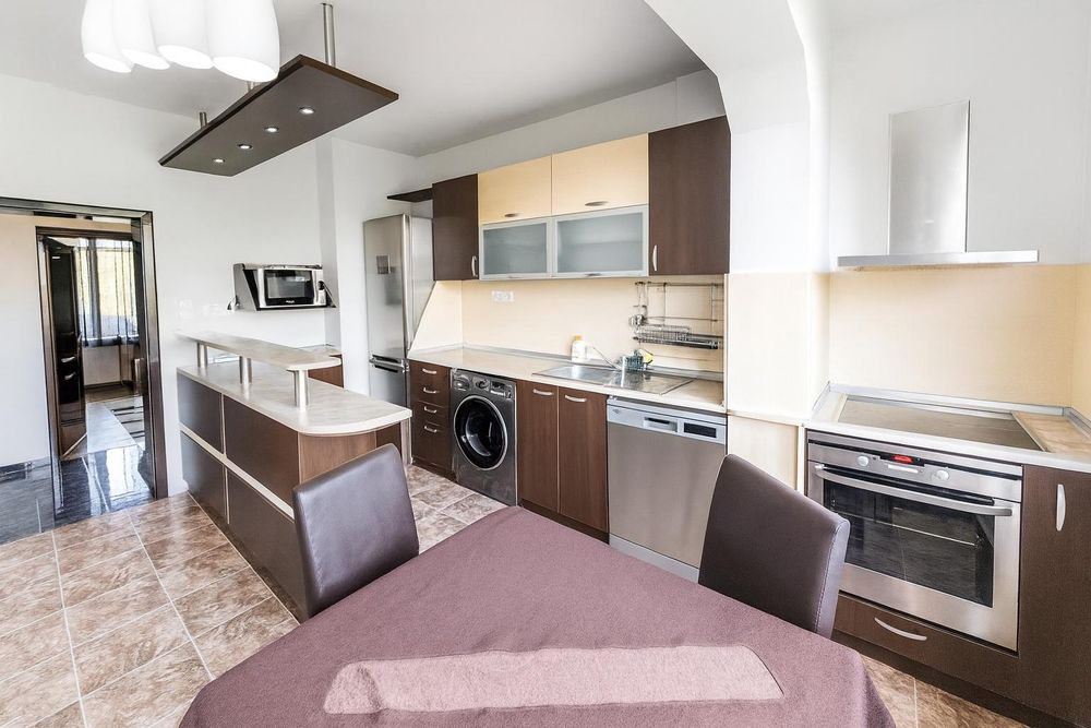 Тристаен апартамент под наем в жк. Младежки хълм