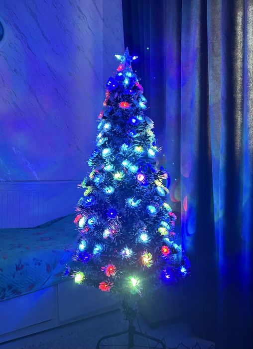 Елка с заснеженными кончиками и встроенной подсветкой