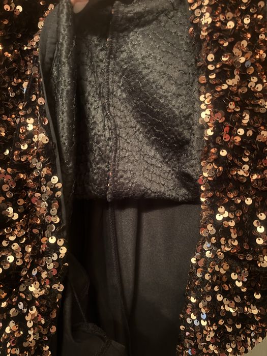 Ефектна златиста рокля с пайети и дълъг ръкав