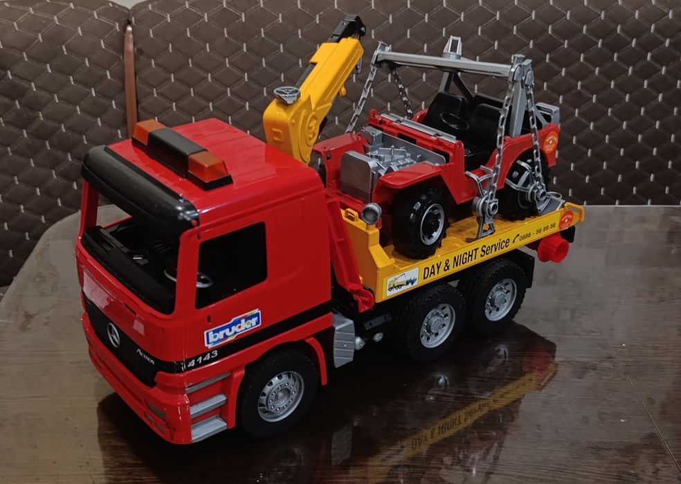Эвакуатор с джипом Bruder