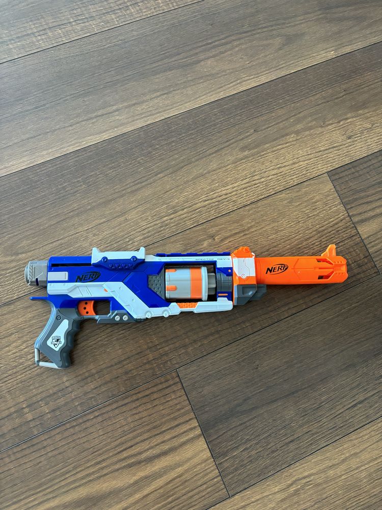 Продавам оригинален Nerf Spectre Rev-5 бластер
