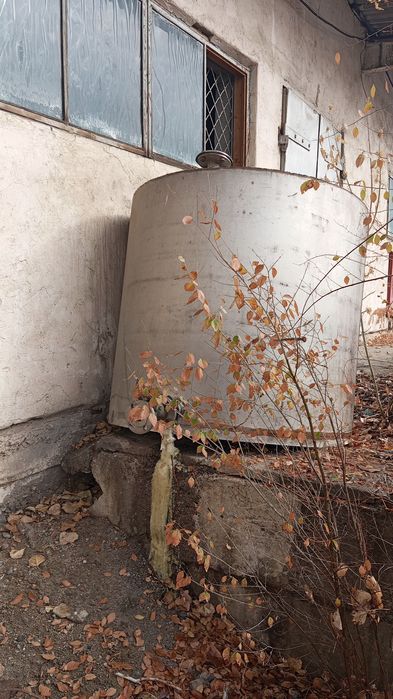 Б/у Ёмкости 3 из нержавейки. 2 железные. За всё 800000тен. Самовывоз.