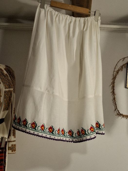 Ie și poale costum popular