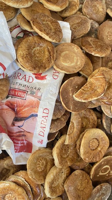 Қатқан пәтір (тандыр) нан бар ұнның қабына нығыздап аласын.