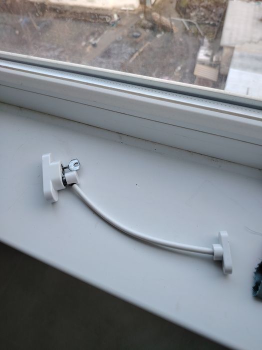 Замок на пластиковое окно