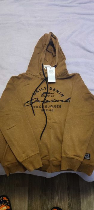 Продавам мъжки слуитчър