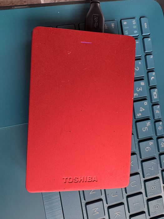 Toshiba  HDD extern 2TB 2.5" USB 3 Model DTH 320 rosu