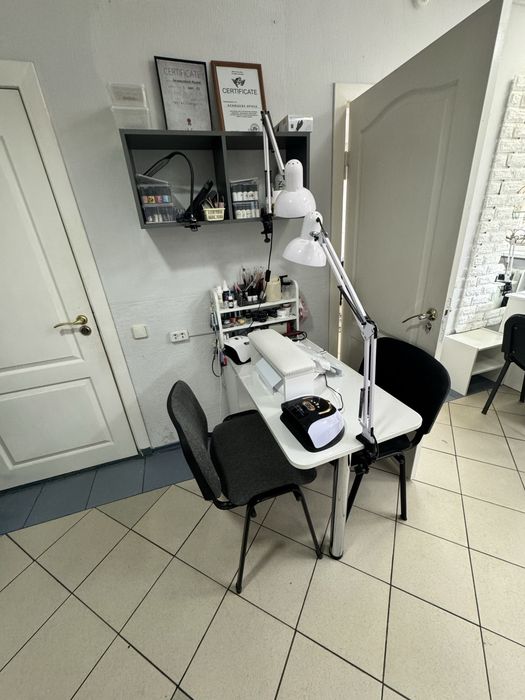 Аренда стола для мастера маникюра, доступ в педикюрную зону