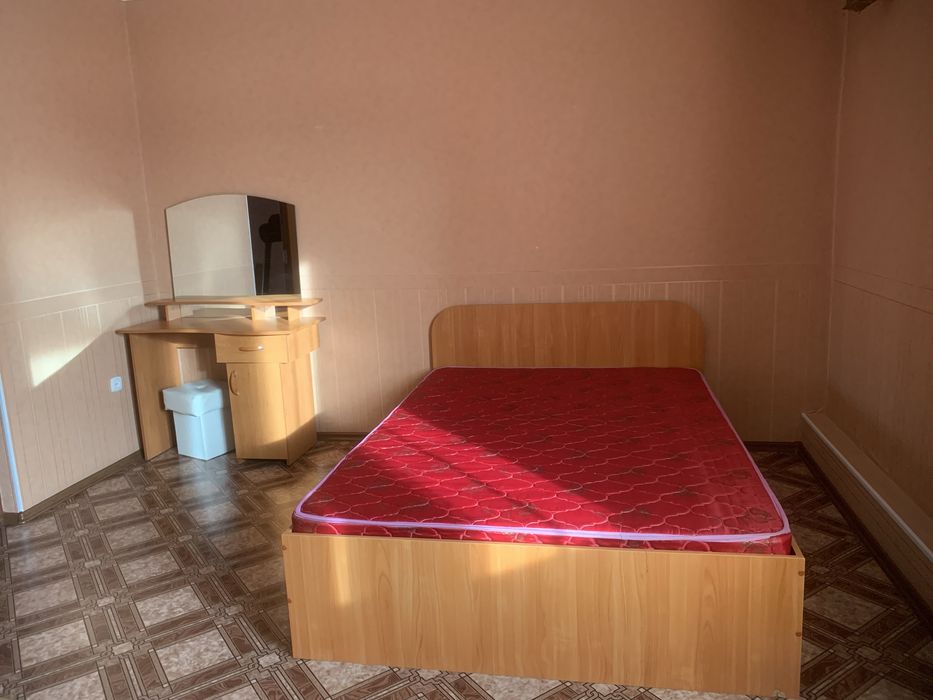 Кровать матрас туалетный столик