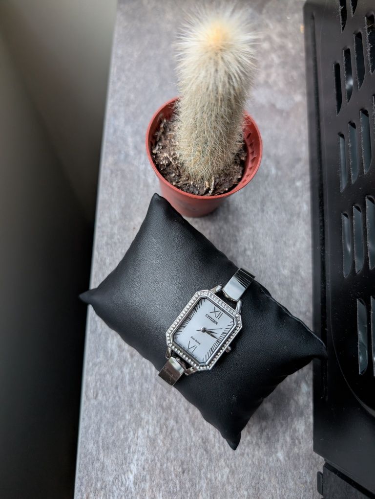 Дамски луксозен часовник Citizen EM0980-50A