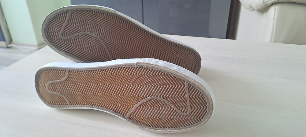 Обувки бежави...